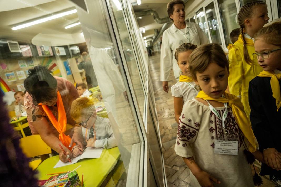 Füze saldırılarının gölgesinde yeni eğitim yılı: Ukrayna'da ilk ders zili metroda çaldı 25